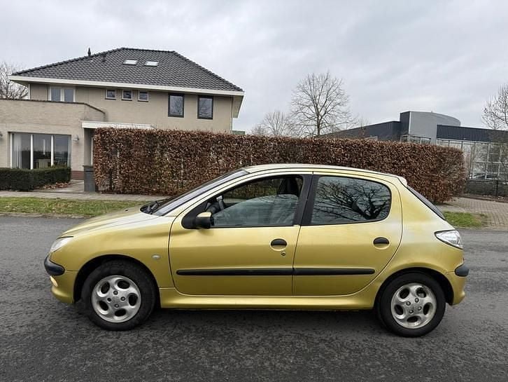 Occasion Peugeot 206 Premium 75 PK (55 kW) 2003 Geel Hatchback