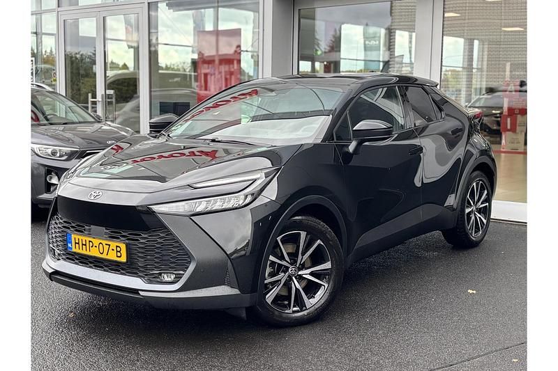 Zwart Occasion 2025 Toyota C-HR+ SUV | € 37.749 - Afbeelding 1/1