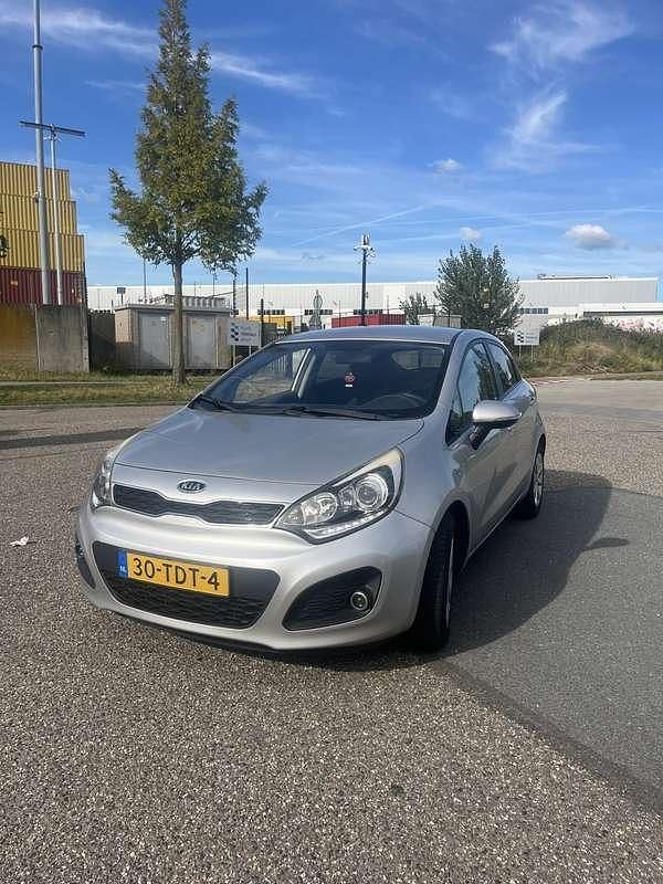 Grijs Gebruikt 2012 Kia Rio Plus Hatchback | € 7.499 (Eerlijke prijs) - Afbeelding 1/4