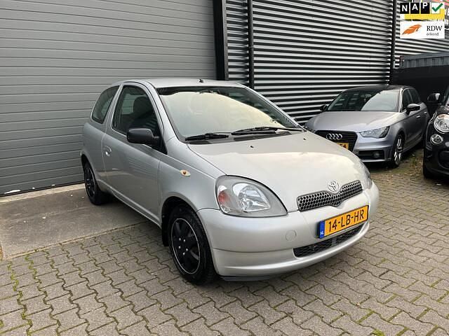 Grijs Gebruikt 2002 Toyota Yaris Hatchback | € 1.695 (Eerlijke prijs) - Afbeelding 1/4