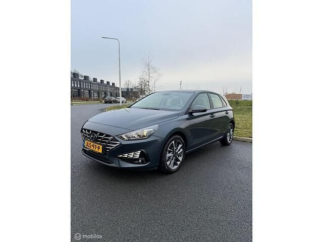 Blauw Occasion 2024 Hyundai i30 Premium Hatchback | € 21.999 (Super prijs) - Afbeelding 1/4