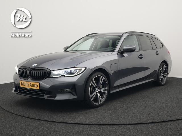 Grijs, metallic lak Gebruikt 2021 BMW 330 Sport Line Stationwagen | € 29.890 (Eerlijke prijs) - Afbeelding 1/4