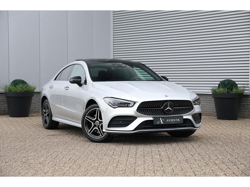 Grijs Gebruikt 2023 Mercedes CLA250 AMG Sedan | € 39.490 (Eerlijke prijs) - Afbeelding 1/4