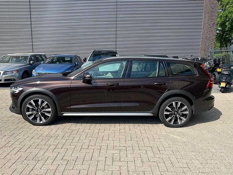 Bruin Occasion 2020 Volvo V60 CC Ultimate Stationwagen | € 33.900 (Goede deal) - Afbeelding 1/3