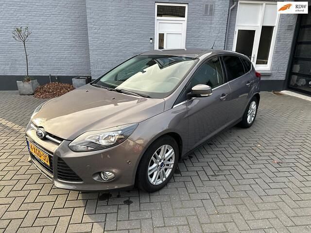 Bruin (metallic) Occasion 2014 Ford Focus Hatchback | € 8.945 (Eerlijke prijs) - Afbeelding 1/3