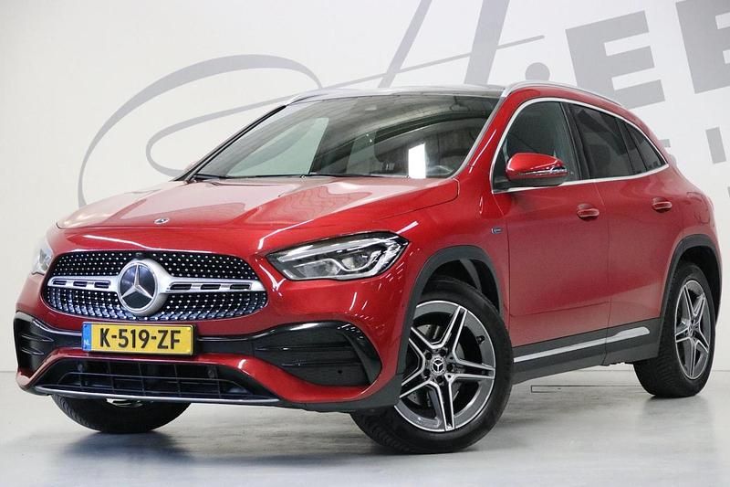 Rood (metallic) Occasion 2021 Mercedes GLA250 AMG line SUV | € 25.950 (Super prijs) - Afbeelding 1/4