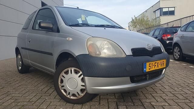 Grijs Gebruikt 2000 Toyota Yaris Terra Hatchback | € 799 (Goede deal) - Afbeelding 1/4