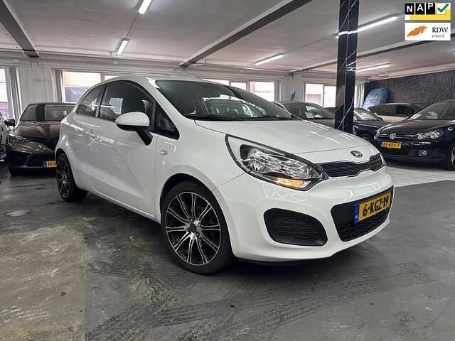 Wit Gebruikt 2013 Kia Rio Comfort Hatchback | € 4.650 (Eerlijke prijs) - Afbeelding 1/4
