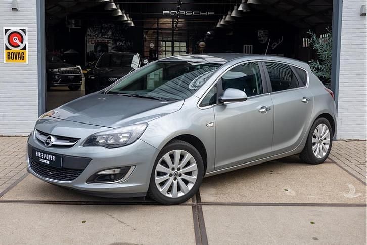 Grijs Gebruikt 2013 Opel Astra Sport Hatchback | € 7.950 (Eerlijke prijs) - Afbeelding 1/4