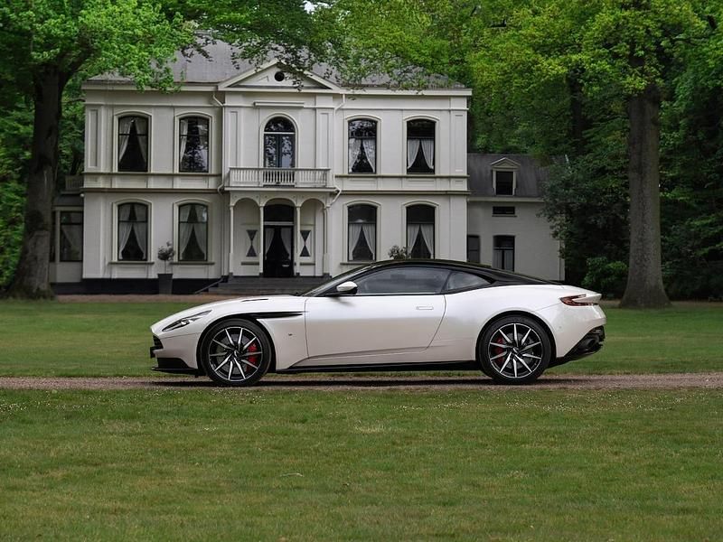 Wit Gebruikt 2016 Aston Martin DB11 Launch Edition Coupé | € 129.500 - Afbeelding 1/4