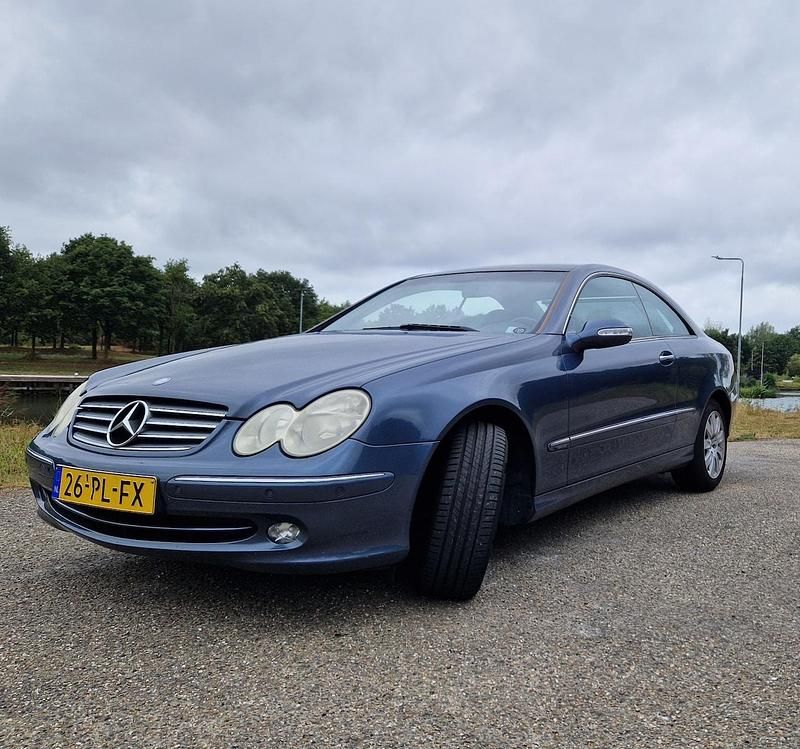 Blauw (metallic) Occasion 2004 Mercedes CLK240 Elegance Coupé | € 3.950 (Eerlijke prijs) - Afbeelding 1/4