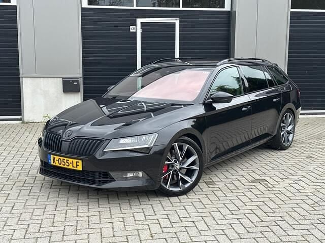 Zwart Gebruikt 2017 Skoda Superb Stationwagen | € 21.450 (Eerlijke prijs) - Afbeelding 1/4