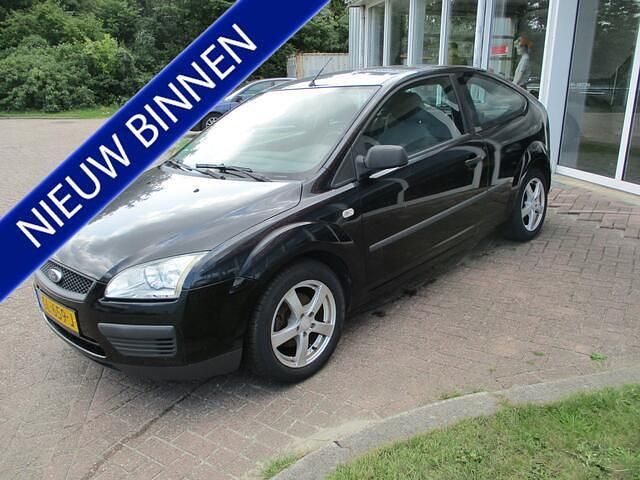 Zwart Gebruikt 2005 Ford Focus Trend Hatchback | € 1.760 (Eerlijke prijs) - Afbeelding 1/4