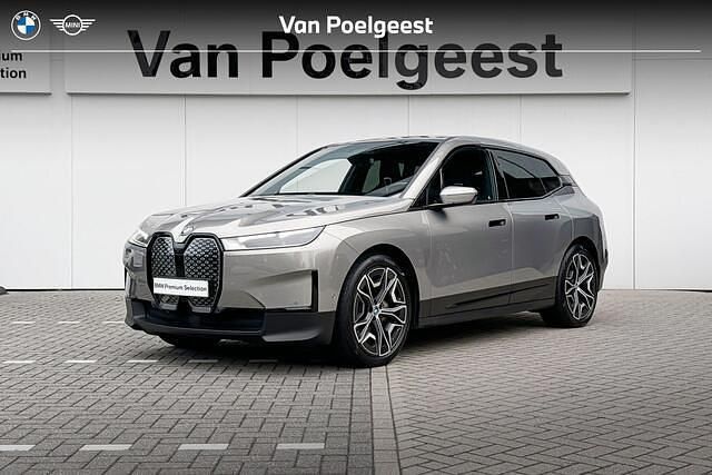 Oxidgrau metallic (c4a) (grijs metallic) Occasion 2023 BMW iX Performance SUV | € 65.900 (Iets duurder) - Afbeelding 1/4
