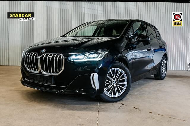 Zwart Gebruikt 2022 BMW 218 Luxury Line MPV | € 32.500 (Duur) - Afbeelding 1/4