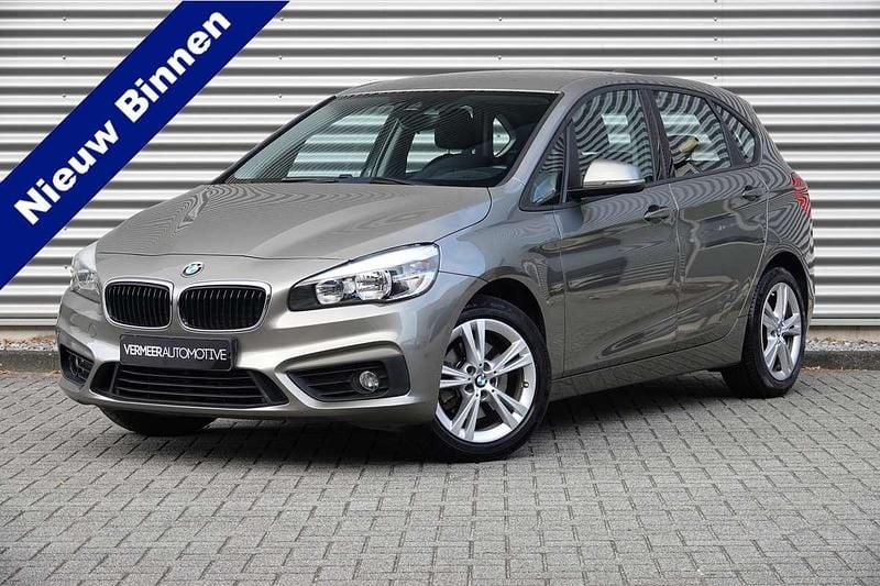 Grijs, metallic lak Gebruikt 2015 BMW 220 Active Tourer Sport Line MPV | € 12.900 (Goede deal) - Afbeelding 1/4
