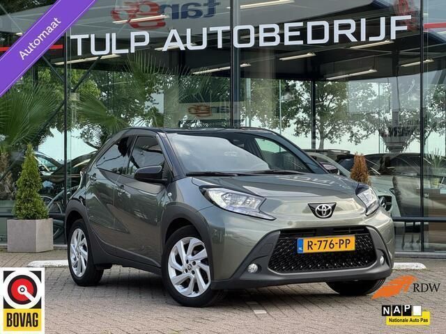Groen, metallic lak Gebruikt 2022 Toyota Aygo Hatchback | € 18.949 (Goede deal) - Afbeelding 1/4