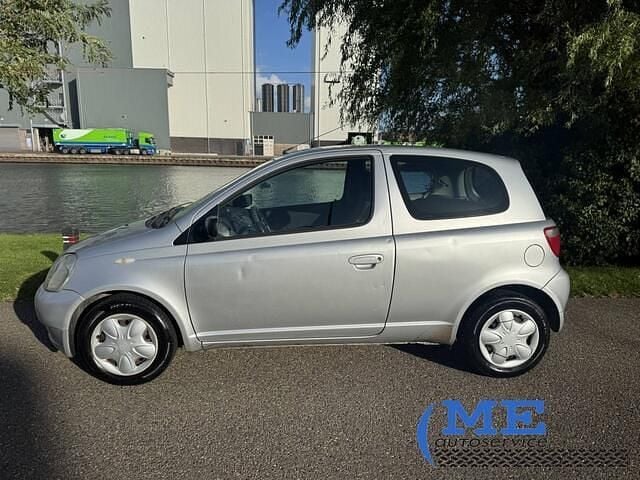 Grijs Gebruikt 2002 Toyota Yaris Hatchback | € 999 (Goede deal) - Afbeelding 1/3
