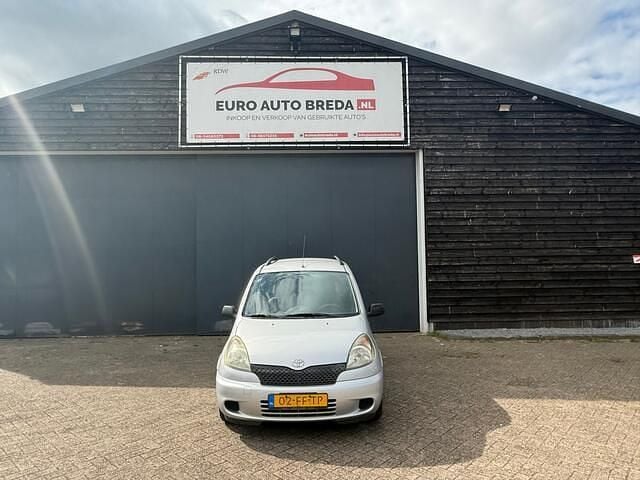 Grijs Occasion 2000 Toyota Yaris Sol Stationwagen | € 3.450 (Eerlijke prijs) - Afbeelding 1/4
