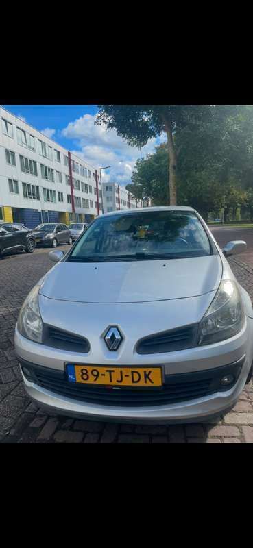 Grijs Gebruikt 2006 Renault Clio II Luxe Hatchback | € 2.250 (Eerlijke prijs) - Afbeelding 1/4