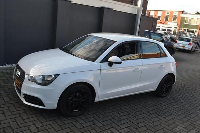 Wit Gebruikt 2013 Audi A1 Sportback Attraction Hatchback | € 6.995 (Goede deal) - Afbeelding 1/4