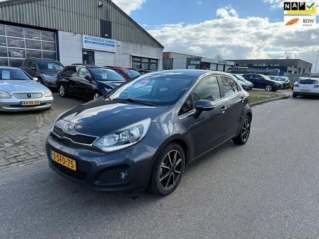 Grijs, metallic lak Gebruikt 2013 Kia Rio Hatchback | € 3.500 (Super prijs) - Afbeelding 1/4
