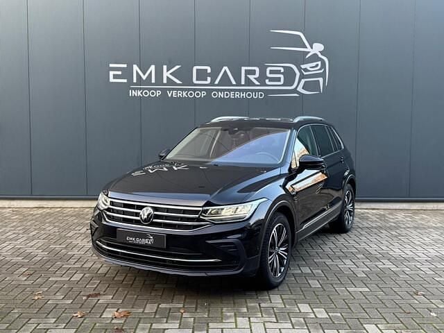 Zwart (metallic) Gebruikt 2023 VW Tiguan Business SUV | € 26.549 (Super prijs) - Afbeelding 1/4