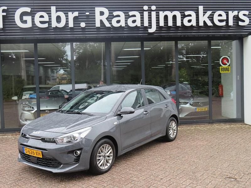Grijs Gebruikt 2023 Kia Rio Hatchback | € 16.900 (Goede deal) - Afbeelding 1/4