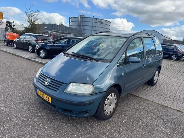 Blauw Gebruikt 2002 VW Sharan Comfortline MPV | € 1.850 - Afbeelding 1/4