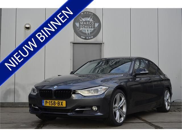 Grijs (metallic) Gebruikt 2011 BMW 335 Executive Sedan | € 14.950 (Eerlijke prijs) - Afbeelding 1/4