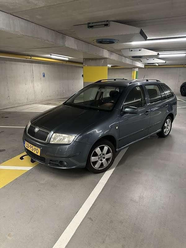 Grijs Gebruikt 2004 Skoda Fabia Elegance Stationwagen | € 999 (Goede deal) - Afbeelding 1/4