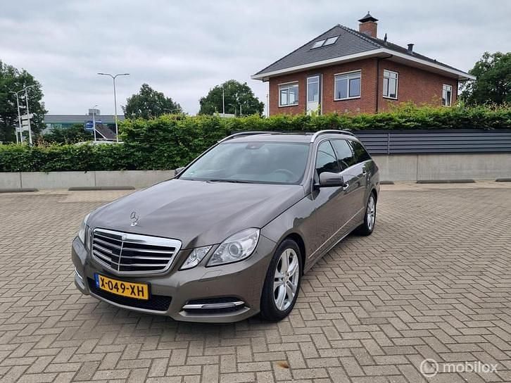 Grijs (metallic) Occasion 2010 Mercedes E350 Avantgarde Stationwagen | € 13.500 (Goede deal) - Afbeelding 1/4
