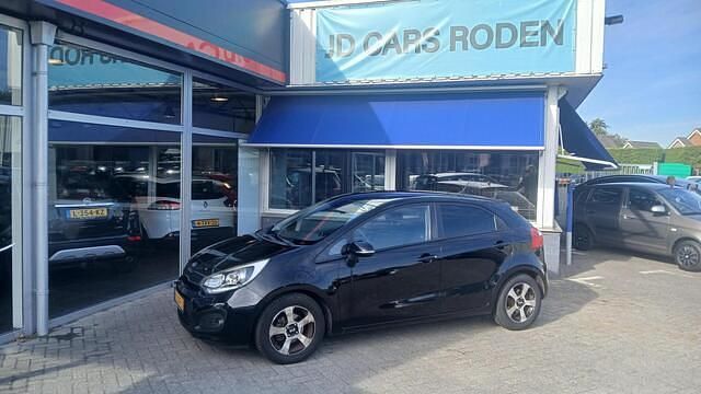 Zwart Gebruikt 2013 Kia Rio Hatchback | € 3.345 (Goede deal) - Afbeelding 1/4