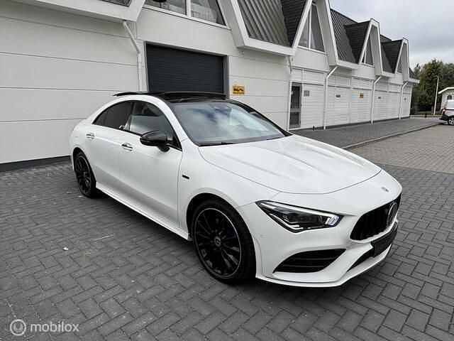Wit Gebruikt 2020 Mercedes CLA250 AMG Sedan | € 29.950 (Eerlijke prijs) - Afbeelding 1/4