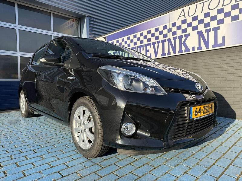 Zwart Occasion 2013 Toyota Yaris Hybrid Hatchback | € 10.450 (Eerlijke prijs) - Afbeelding 1/4