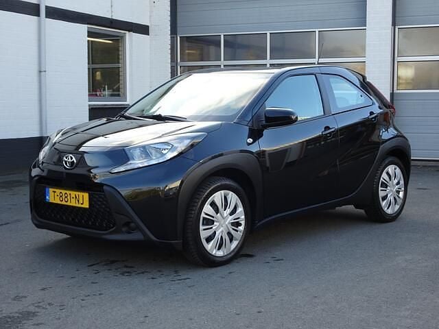 Zwart Gebruikt 2023 Toyota Aygo Play Hatchback | € 15.750 (Goede deal) - Afbeelding 1/4
