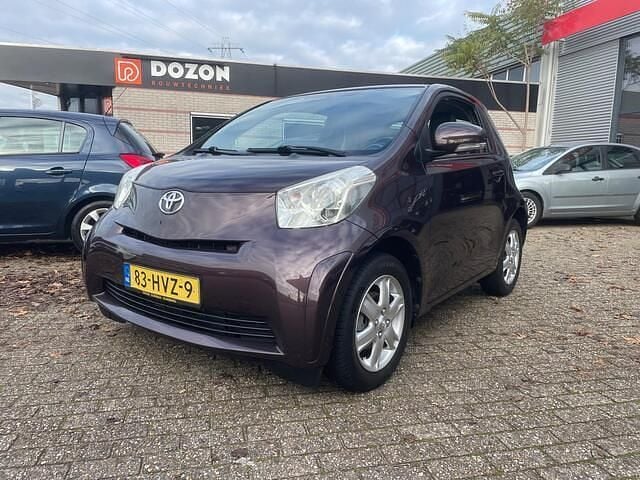 Paars (metallic) Gebruikt 2009 Toyota iQ Comfort Hatchback | € 2.995 (Eerlijke prijs) - Afbeelding 1/4