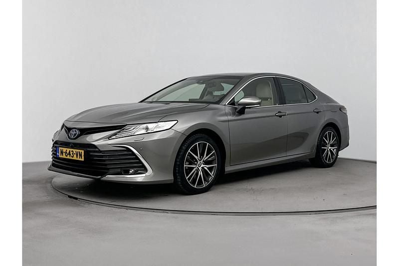 Grijs Gebruikt 2022 Toyota Camry Premium Sedan | € 35.945 - Afbeelding 1/1