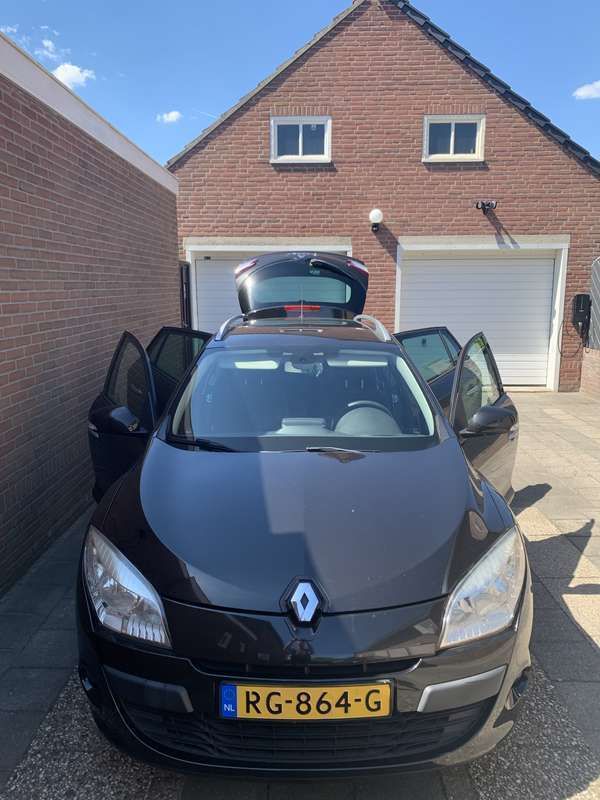 Zwart Gebruikt 2010 Renault Mégane GrandTour Dynamique Stationwagen | € 3.899 (Eerlijke prijs) - Afbeelding 1/4
