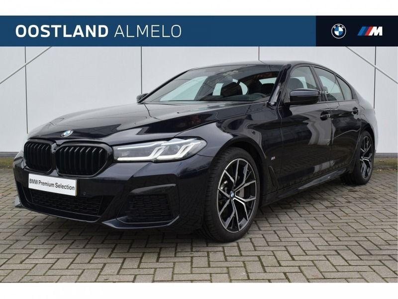 Carbonschwarz (donker zwart metallic) Gebruikt 2022 BMW 530 Executive Sedan | € 44.950 (Goede deal) - Afbeelding 1/4