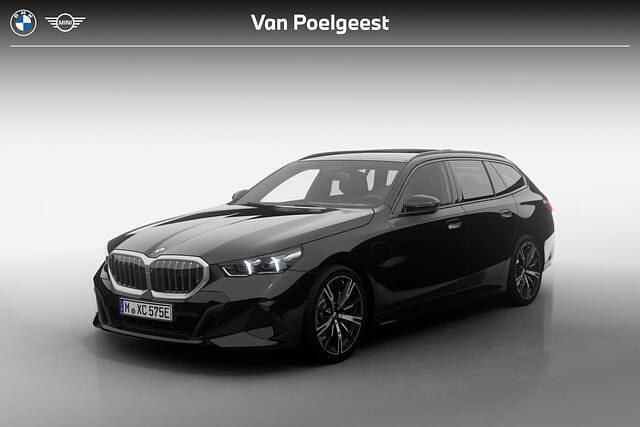 Zwart, metallic lak Nieuw 2025 BMW 530e M Sport Stationwagen | € 87.839 (Eerlijke prijs) - Afbeelding 1/4