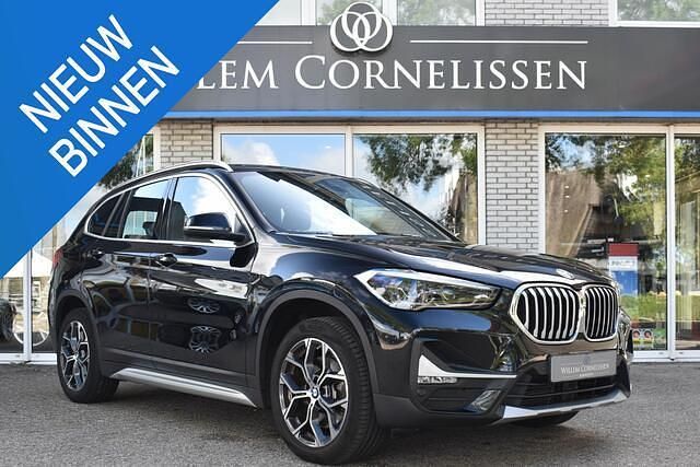 Zwart Gebruikt 2020 BMW X1 Executive SUV | € 31.750 (Iets duurder) - Afbeelding 1/3