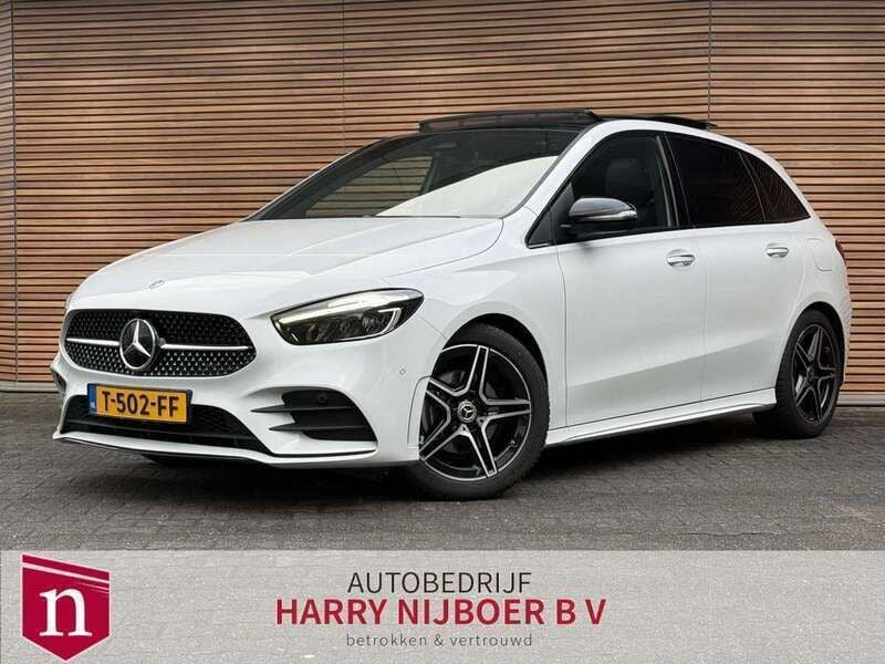 Wit Gebruikt 2023 Mercedes B180 AMG line MPV | € 37.500 - Afbeelding 1/4