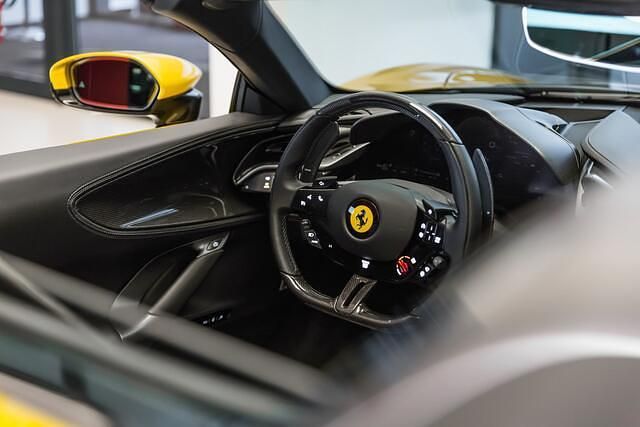 Occasion Ferrari SF90 135 PK (99 kW) 2022 Geel Cabriolet