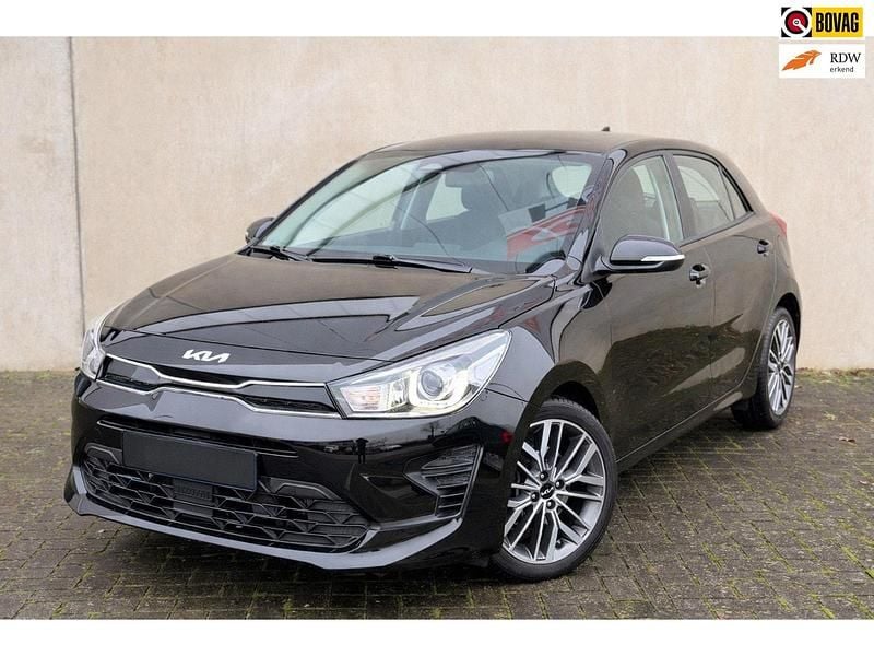 Zwart Occasion 2022 Kia Rio Hatchback | € 14.750 (Eerlijke prijs) - Afbeelding 1/4