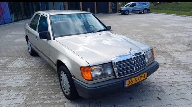 Gebruikt 1986 Mercedes E230 | € 3.999 - Afbeelding 1/4