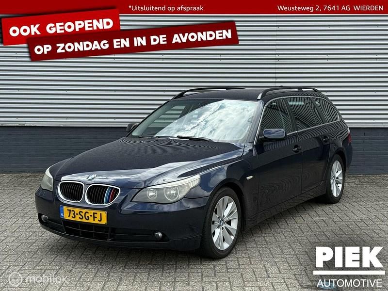 Blauw, metallic lak Gebruikt 2006 BMW 523 Executive Stationwagen | € 3.499 (Eerlijke prijs) - Afbeelding 1/3