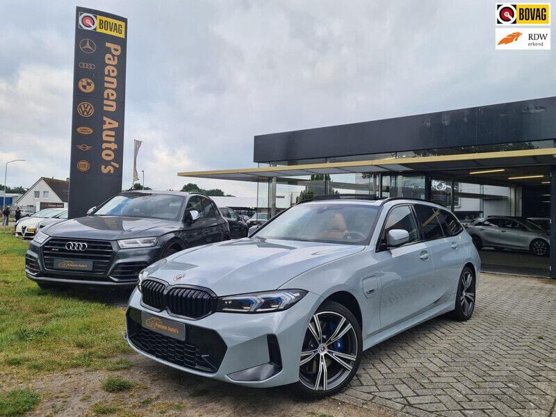 Grijs Gebruikt 2022 BMW 330e Comfort Edition Stationwagen | € 41.450 (Duur) - Afbeelding 1/4