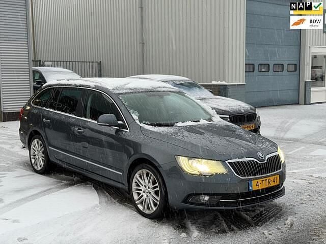 Grijs (metallic) Gebruikt 2014 Skoda Superb Business Line Stationwagen | € 4.990 - Afbeelding 1/4