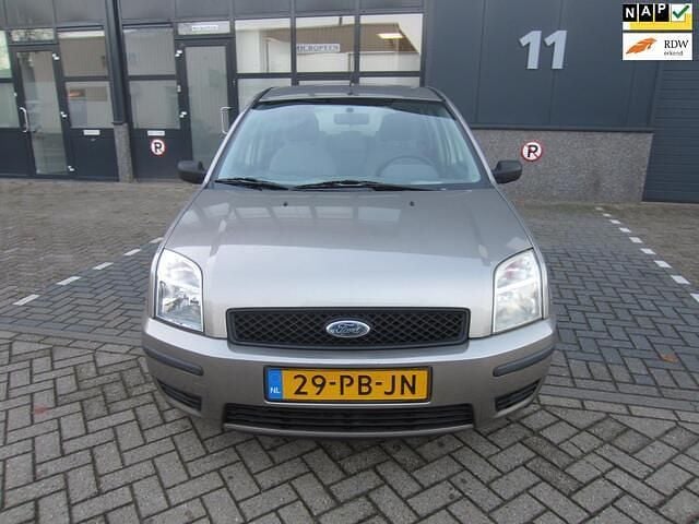 Grijs (metallic) Gebruikt 2004 Ford Fusion Style MPV | € 1.450 (Eerlijke prijs) - Afbeelding 1/4